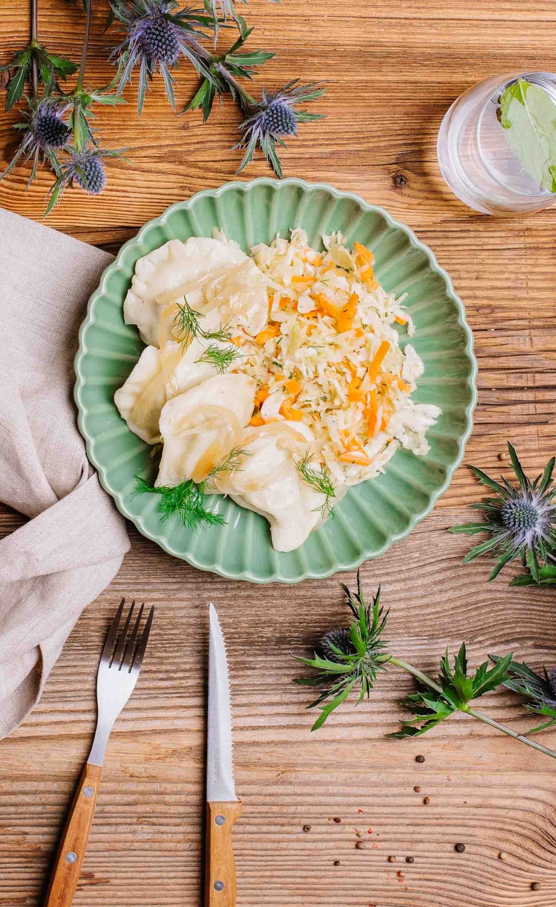 Pierogi z mięsem, karmelizowana cebulka, chrupiąca surówka z kapustą, marchewką i koprem