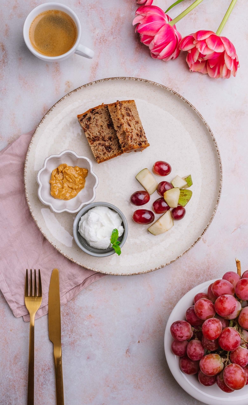 Chlebek proteinowy, krem orzechowy, jogurt grecki, gruszka, winogrona