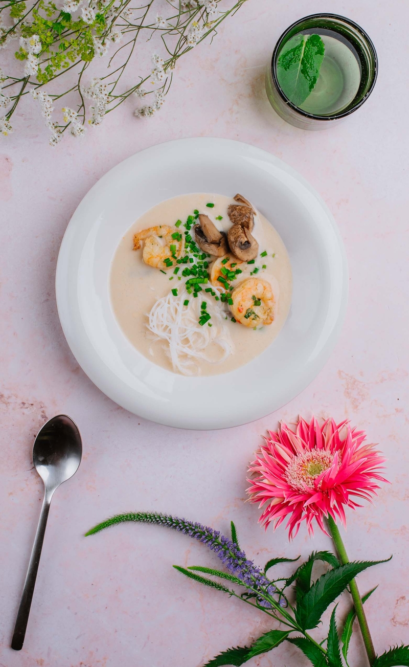 Zupa tom yum z krewetkami, makaronem sojowym i pieczarkami