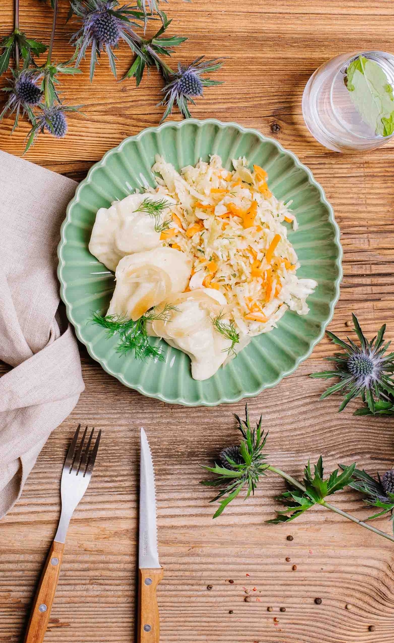 Pierogi z mięsem, karmelizowana cebulka, chrupiąca surówka z kapustą, marchewką i koprem