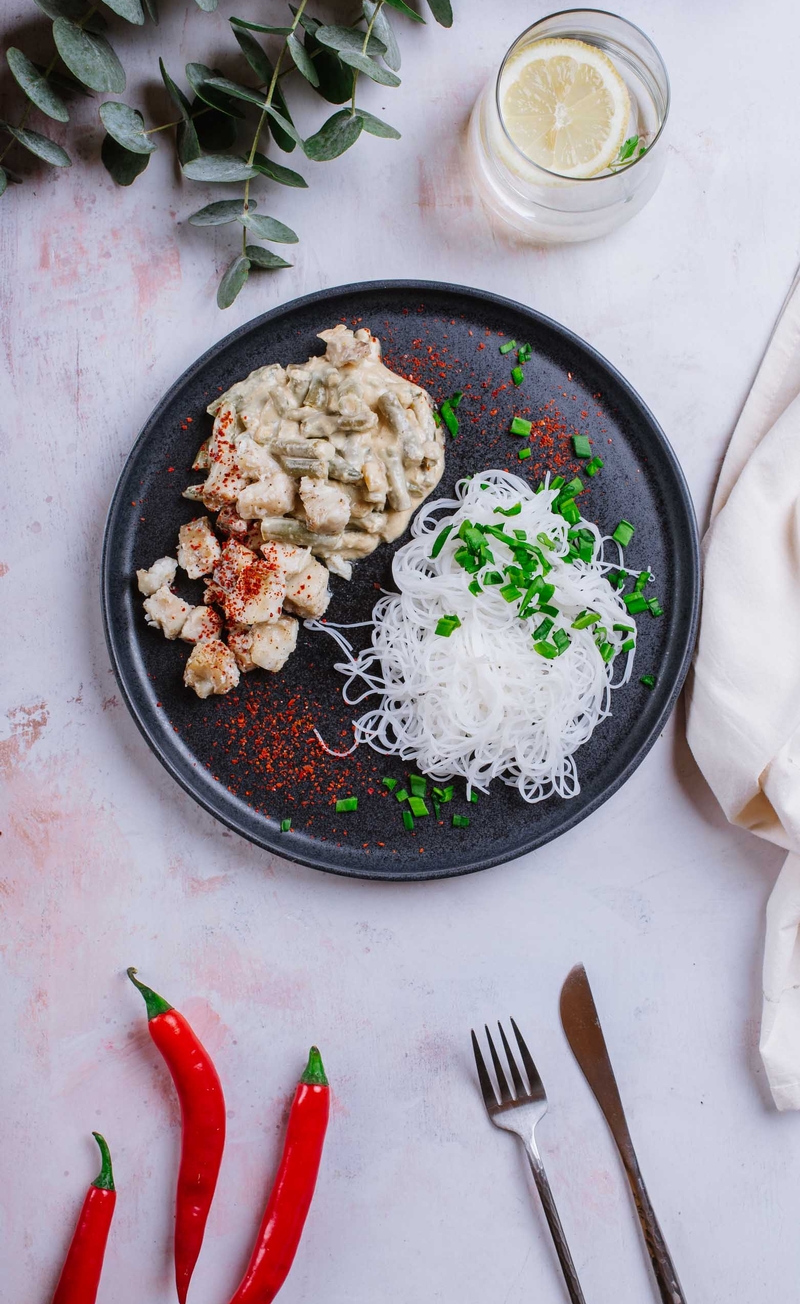 Dorsz w sosie curry z fasolką szparagową, makaron ryżowy