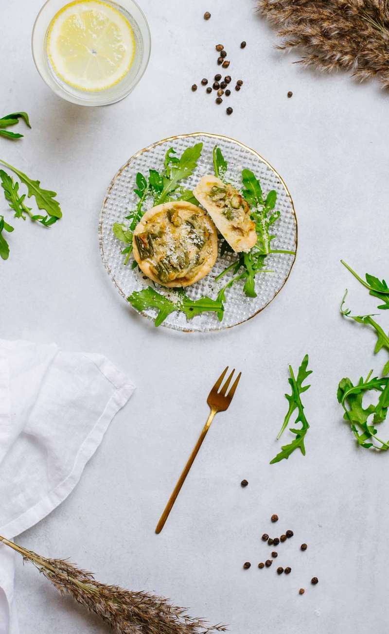 Mini quiche ze szparagami, serem provolone i rukolą