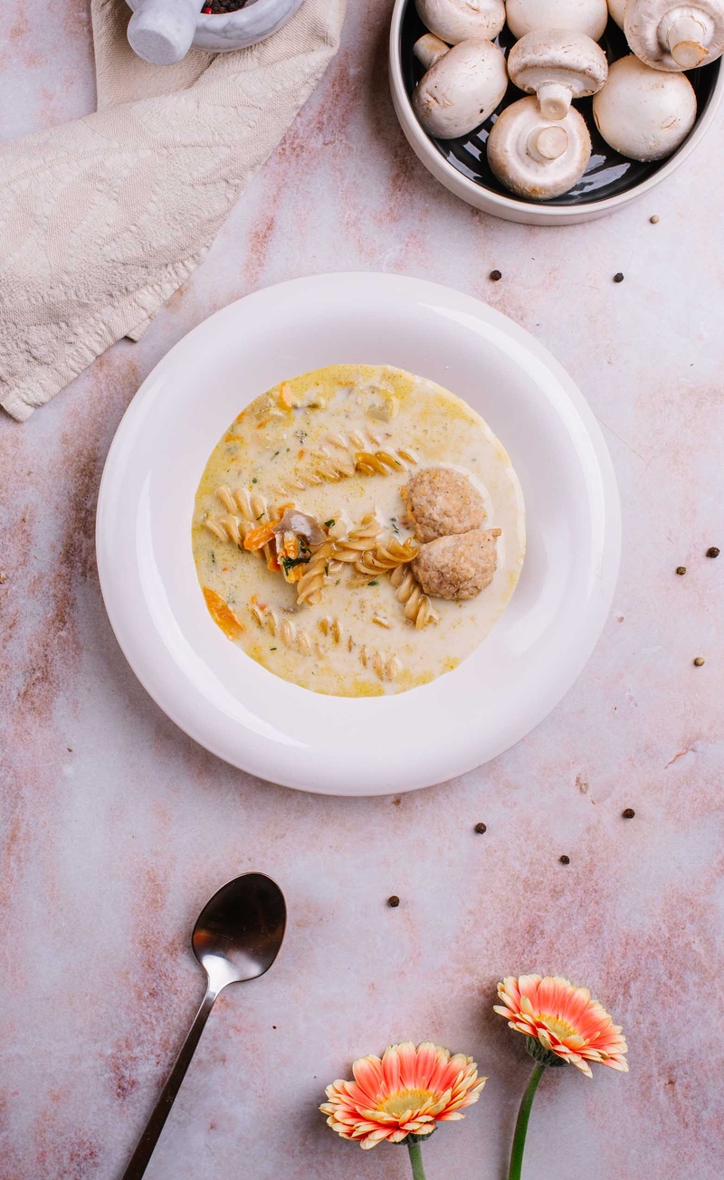 Zupa pieczarkowa z pulpecikami i makaronem