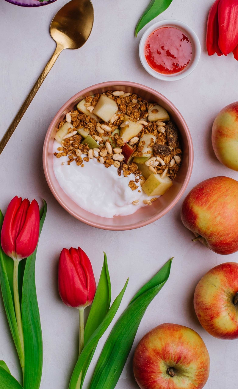 Granola z preparowanym ryżem i rodzynkami, jogurt kokosowy, mus truskawkowy, jabłko