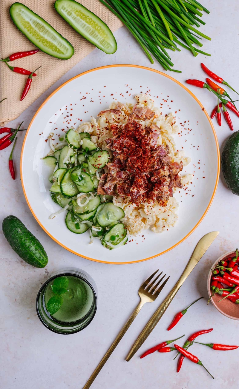 Kimchi mac&cheese z serem Gruyere i pieczonym boczkiem, ogórki po azjatycku