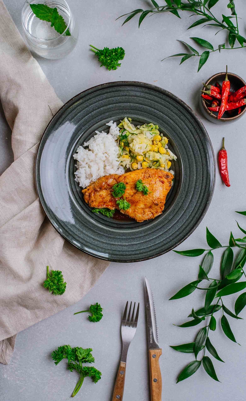Pikantny kurczak pieczony w salsie chipotle, ryż jaśminowy, surówka z czerwoną cebulą i kukurydzą