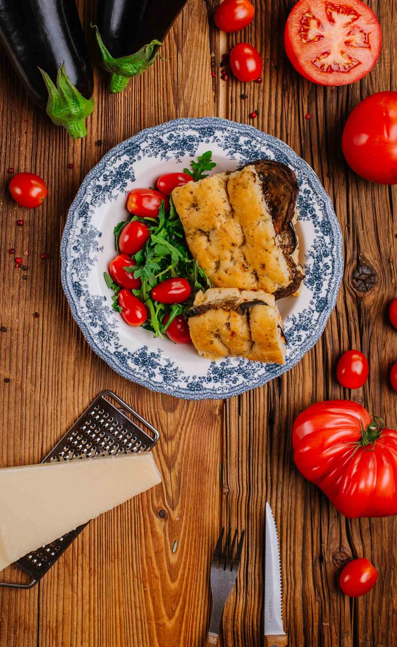Foccacia z parmigianą - włoska kanapka z bakłażanem, parmezanem i pomidorami, świeże warzywa