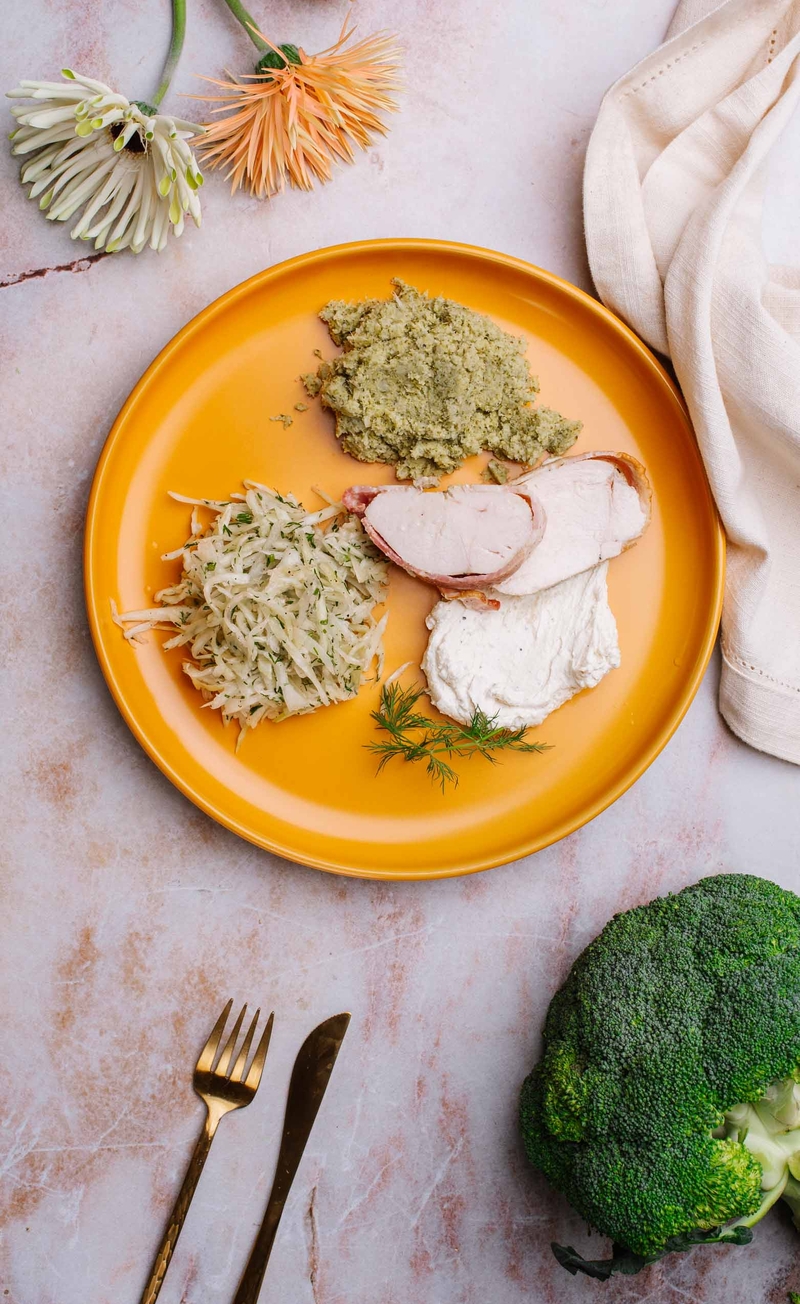 Keto pierś kurczaka w boczku w sosie śmietanowym, brokułowe puree, surówka koperkowa