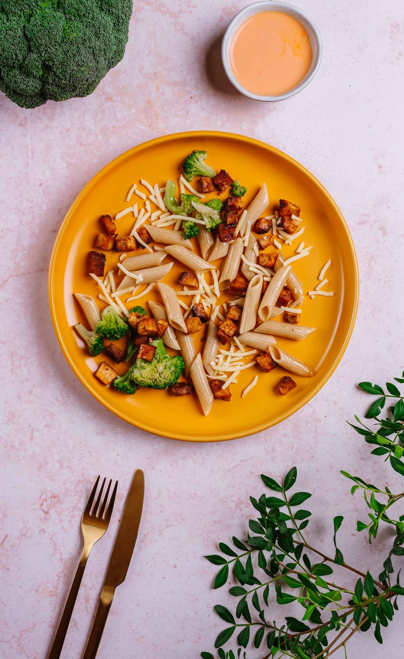 Sałatka makaronowa z wędzonym tofu BBQ, brokułami i cheddarem, jogurtowy sos sriracha