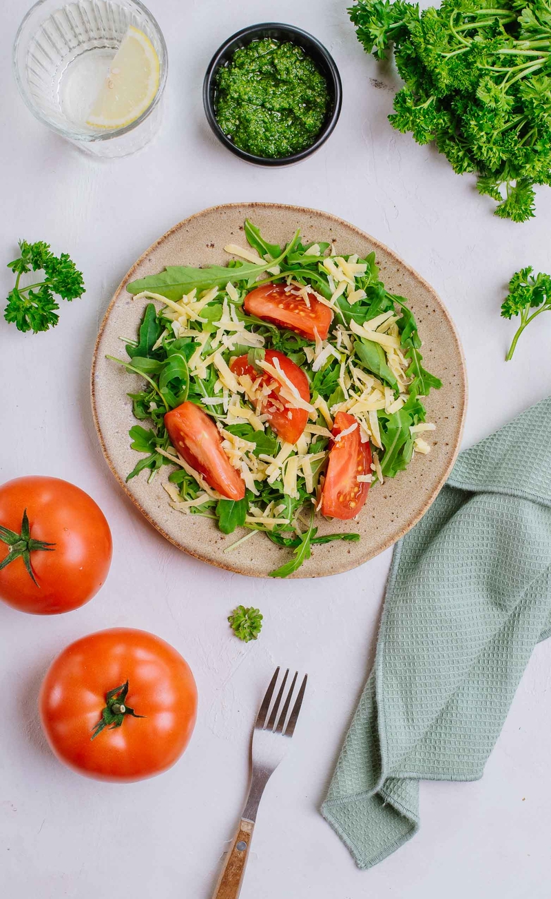 Sałatka z pomidorem malinowym, rukolą i polskim serem Bursztyn, pesto pietruszkowe