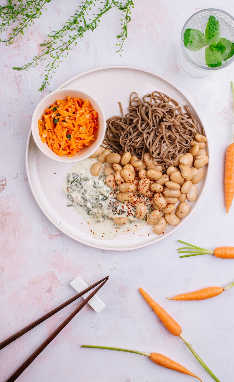 Makaron soba w kremowym sosie miso z fasolą i szpinakiem, surówka z marchewki po azjatycku