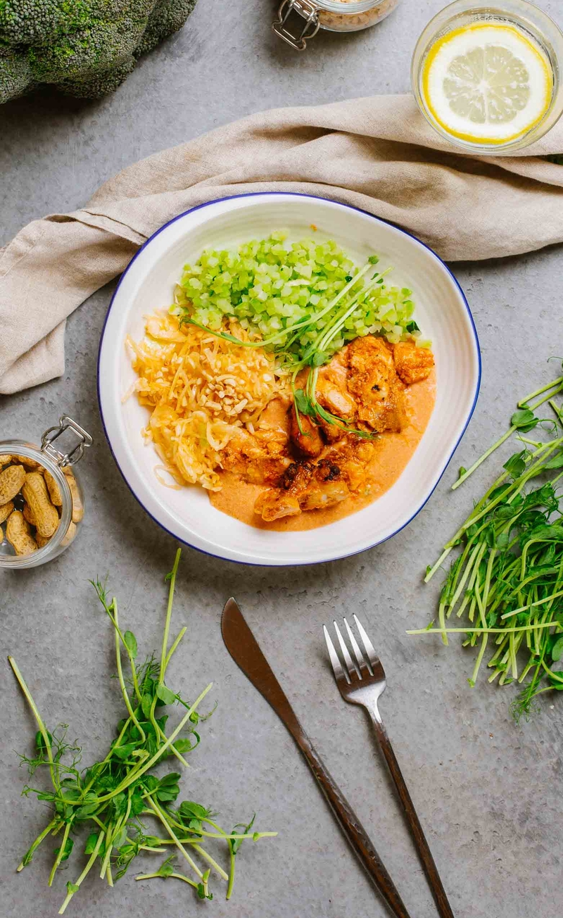 Aromatyczny kurczak tandoori, keto ryż z brokułów, pikantna surówka z białej kapusty z orzeszkami ziemnymi