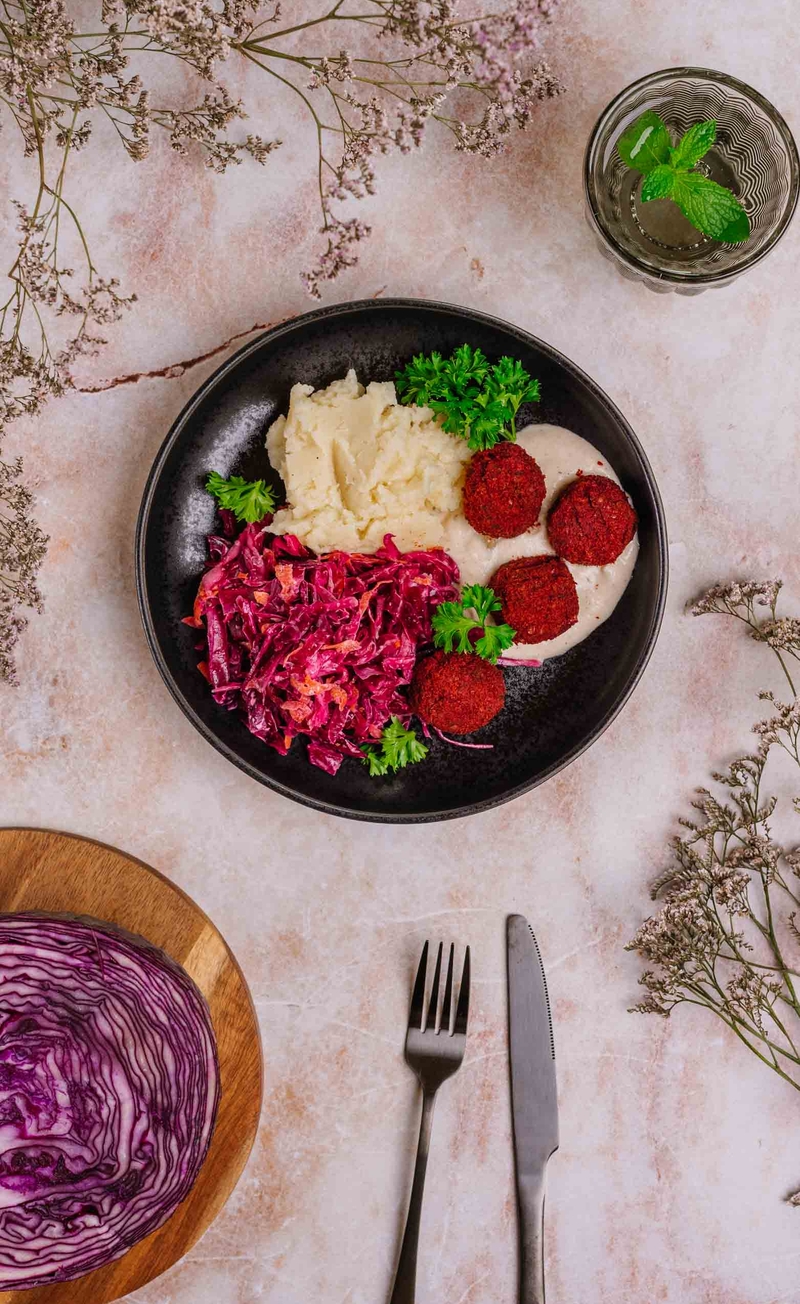 Falafele z burakiem w sosie tahini, puree ziemniaczane, colesław z czerwonej kapusty