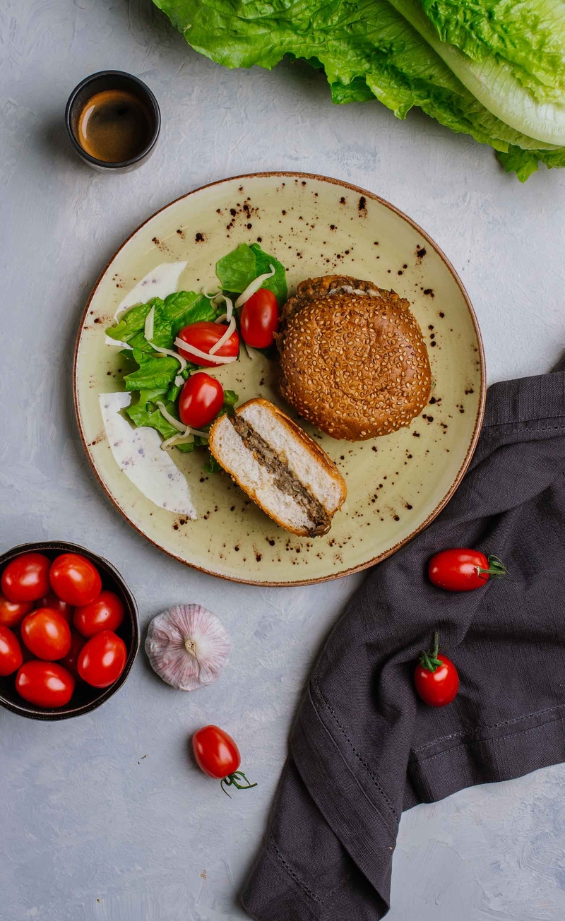 Burger pieczarkowy z czosnkowym mayo w bułce maślanej, sałata rzymska z cheddarem i pomidorkami