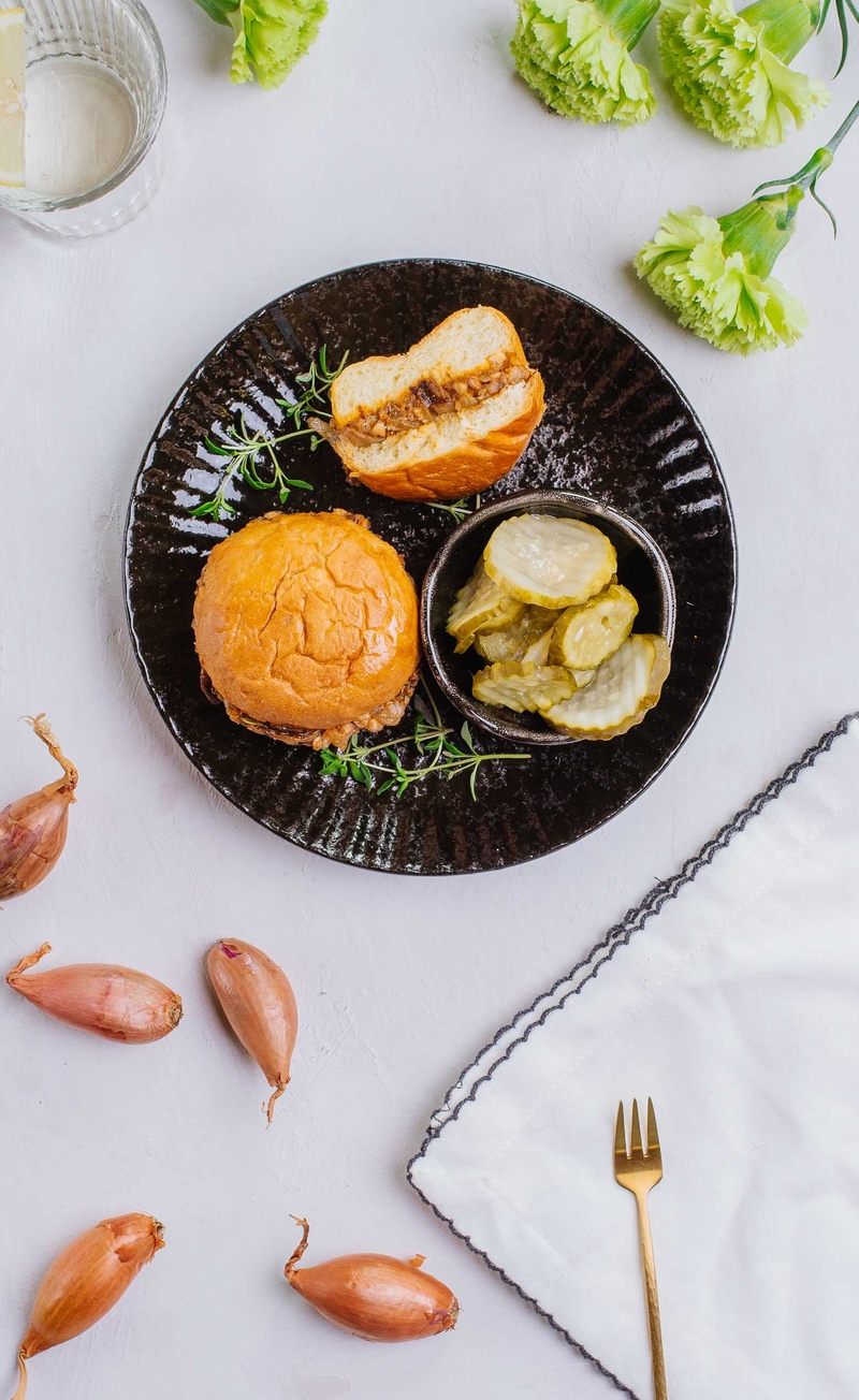 Burger z prażoną cebulką, roślinną domową kaszanką, ogórki konserwowe