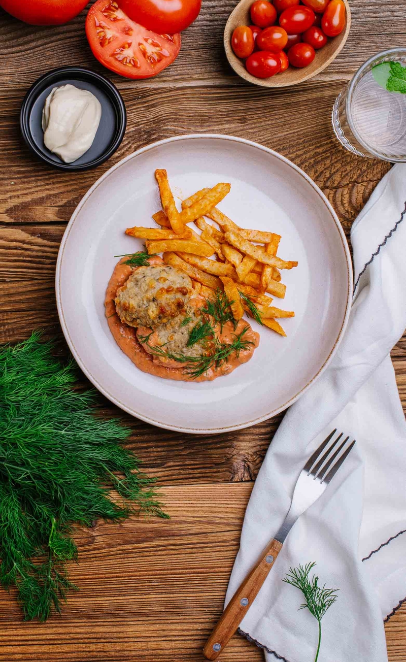 Keto burger drobiowy z serem w sosie pomidorowym, selerowe frytki z majonezem