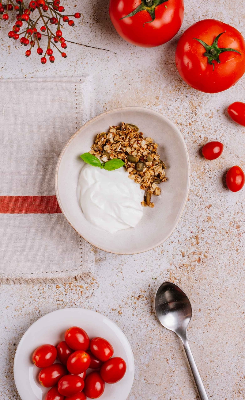 Pomidorowa granola na słono z parmezanem i pestkami dyni, jogurt grecki