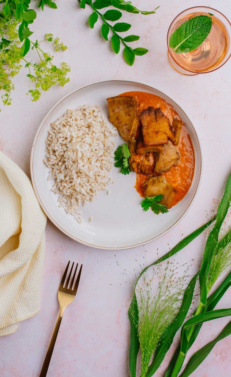 Roślinny kurczak w sosie butter masala z kolendrą, ryż brązowy