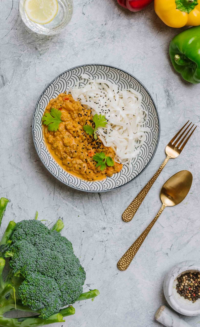 Curry z soczewicą, brokułami i papryką, makaron ryżowy