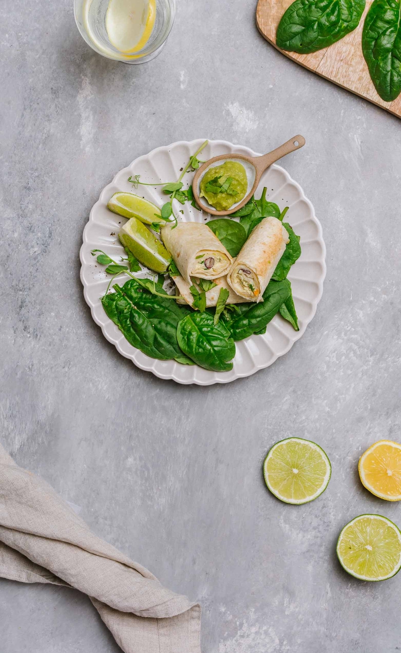 Enchilada z tofucznicą, czerwoną fasolą, papryką i kolendrą, guacamole