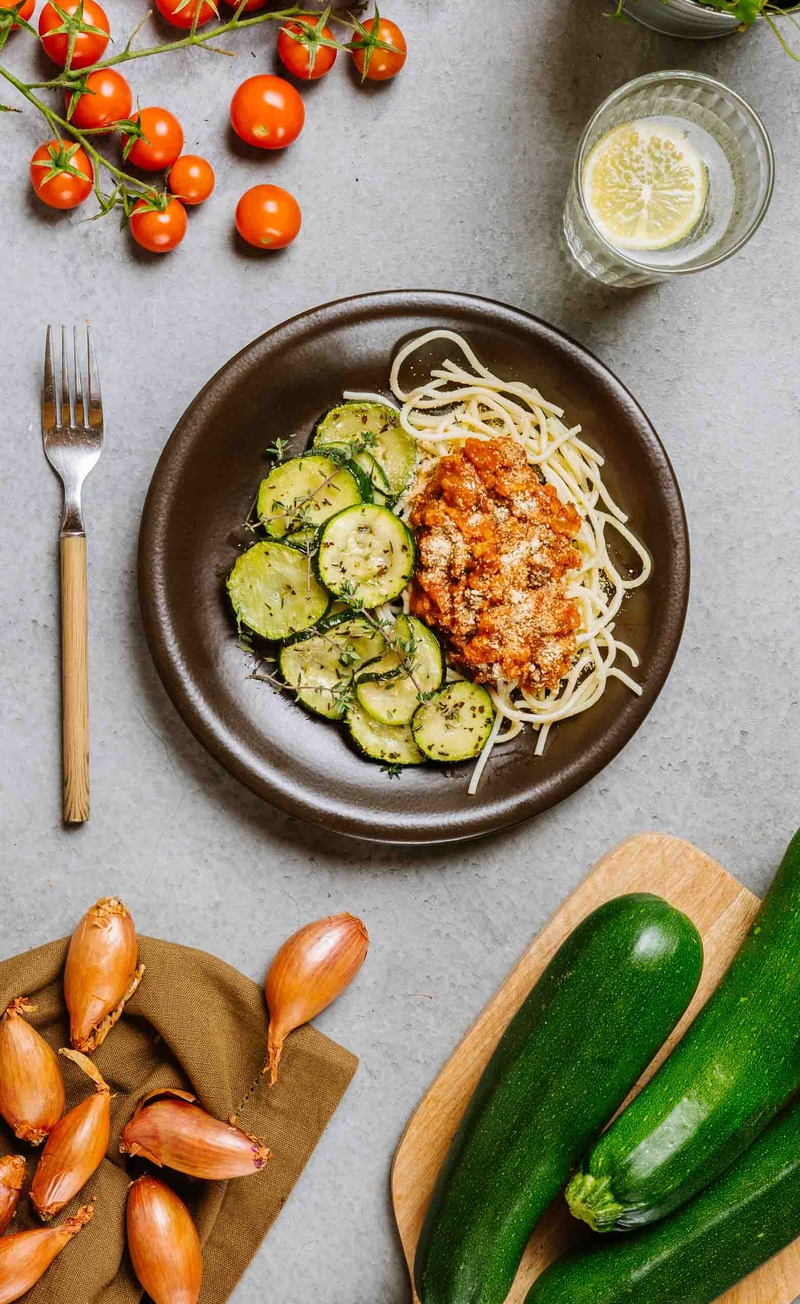 Ragu z pieczarek portobello i soczewicy, bezglutenowe spaghetti, cukinia pieczona z czosnkiem i ziołami