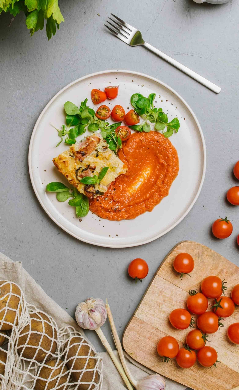 Zapiekanka ziemniaczana z szynką, ketchup, świeże warzywa