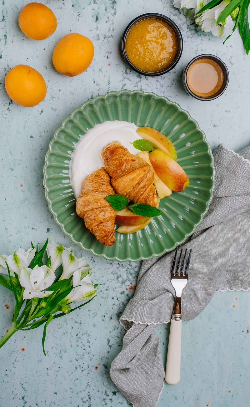 Croissant z domową konfiturą morelową i serkiem naturalnym, cząstki jabłka