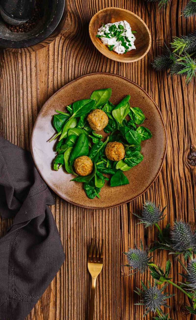 Bliskowschodnie falafele, dip z tahini i natką pietruszki