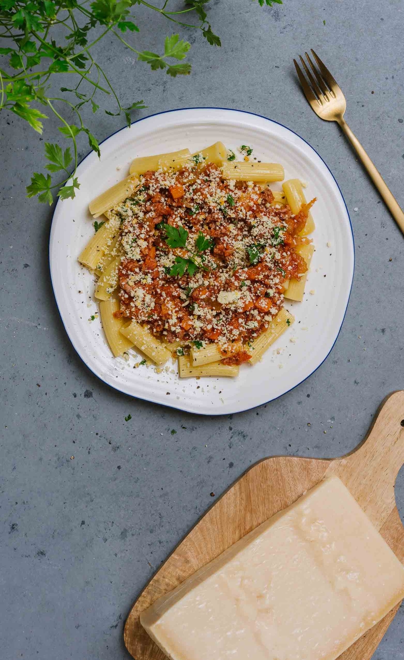 Ragu wołowe, makaron rigatoni z parmezanem, natką pietruszki i skórką pomarańczy