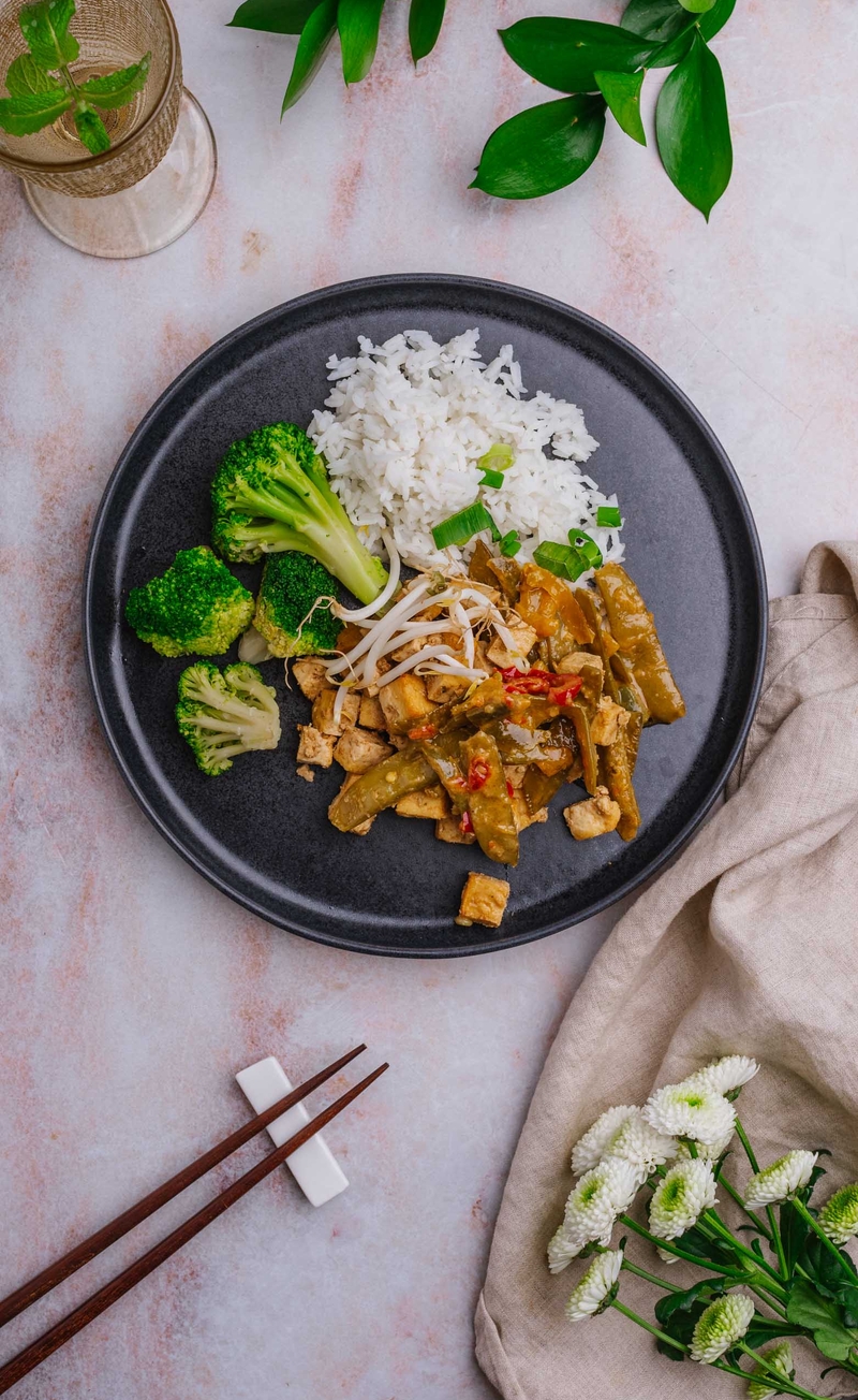 Azjatyckie tofu z warzywnym stir fry, ryż jaśminowy, brokuł