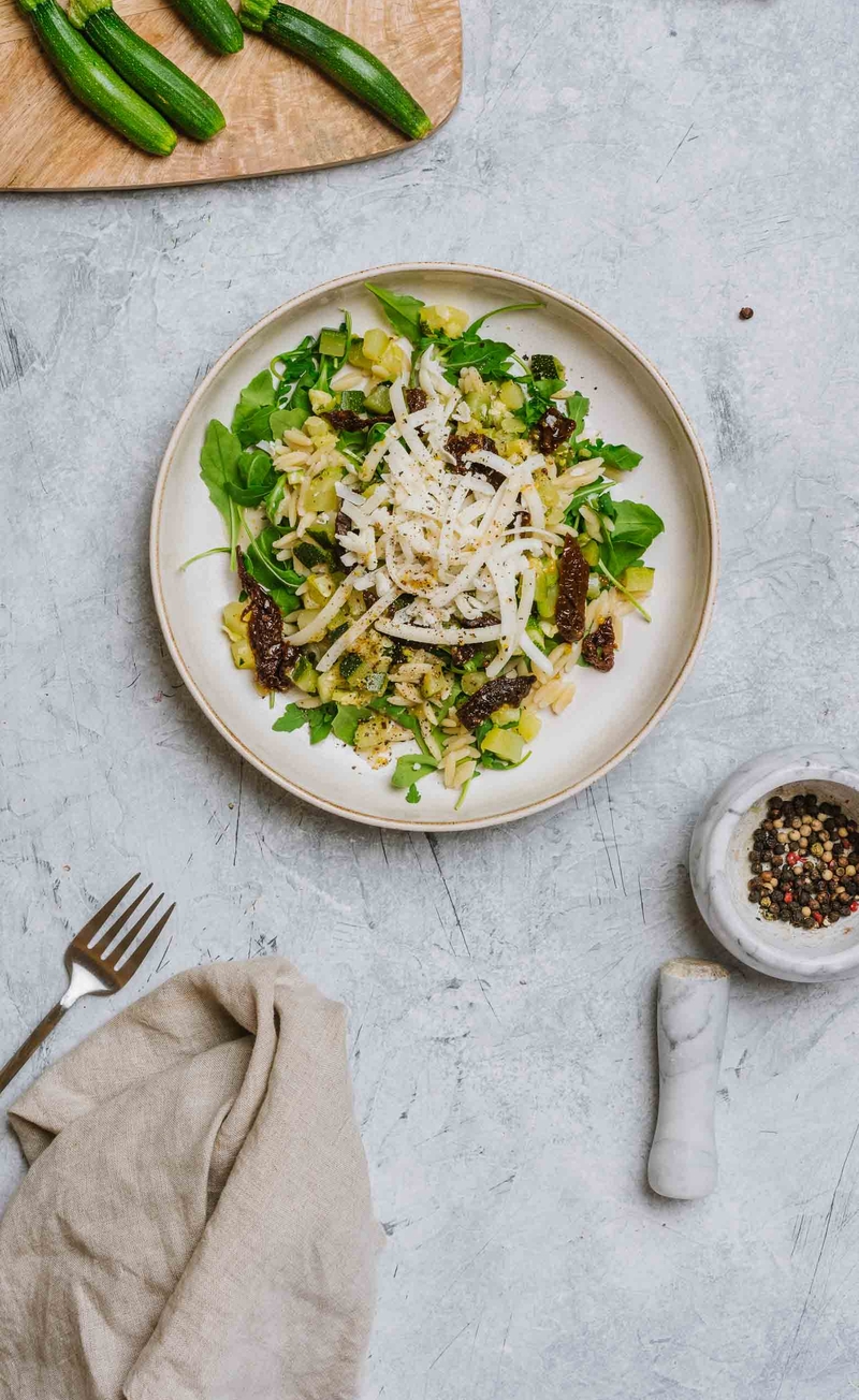 Makaron orzo z cukinią, suszonymi pomidorami i serem kozim, sos winegret