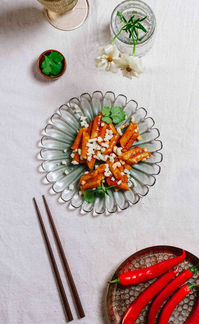 Tteokbokki - kluski ryżowe w ostro-słodkim sosie gochujang z tartą mozzarellą
