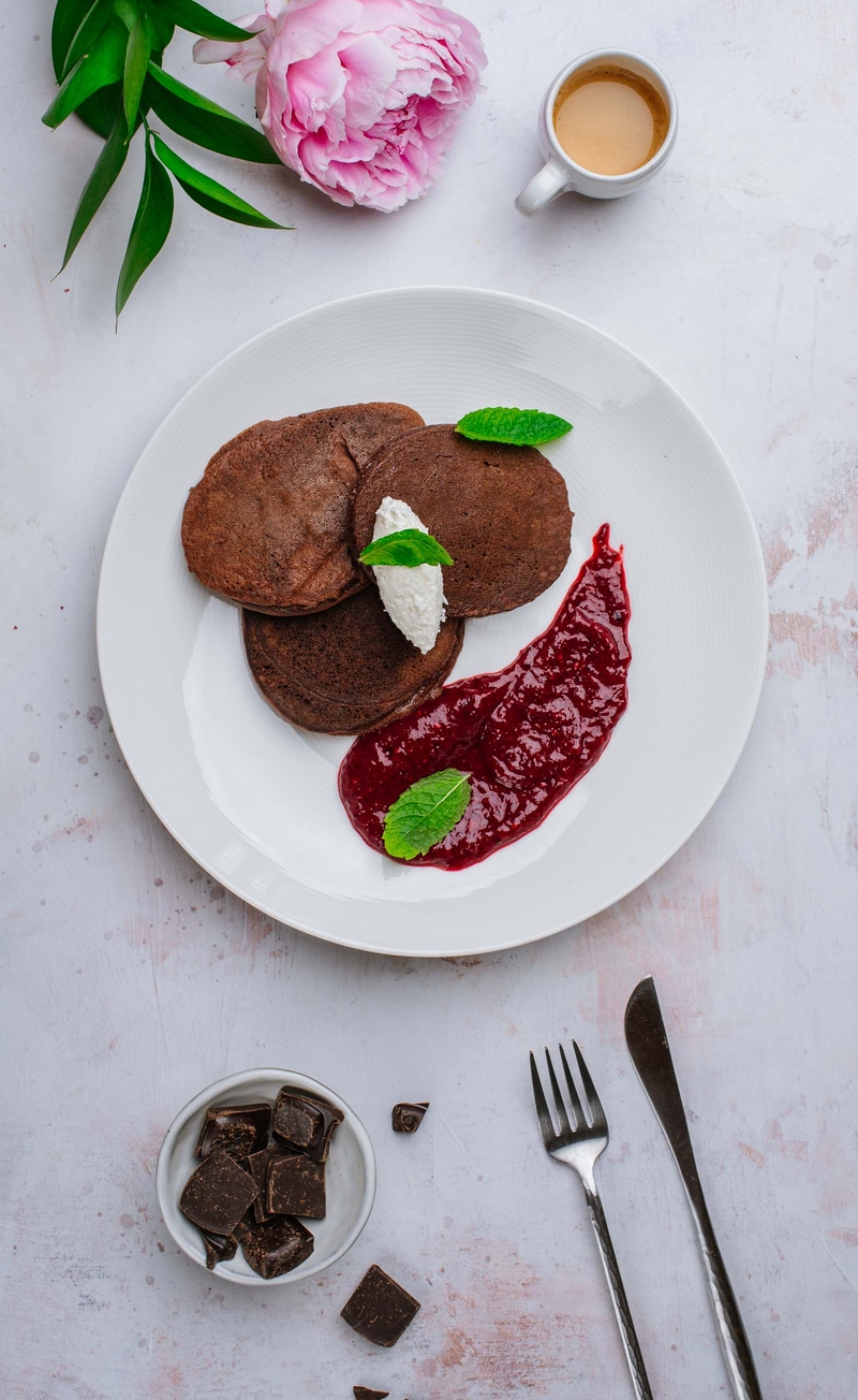 Keto pankejki czekoladowe, kokosowe mascarpone, mus z owoców leśnych