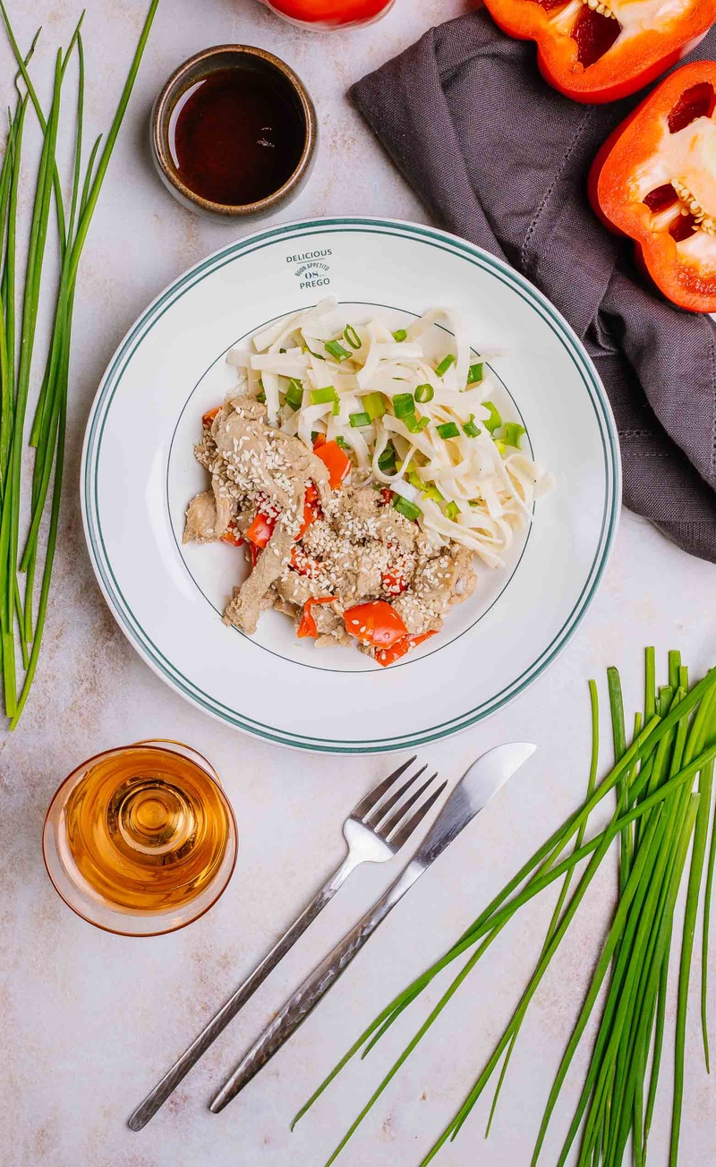 Stir fry z marynowaną polędwiczką wieprzową i makaronem ryżowym, limonkowo-imbirowy sos sojowy