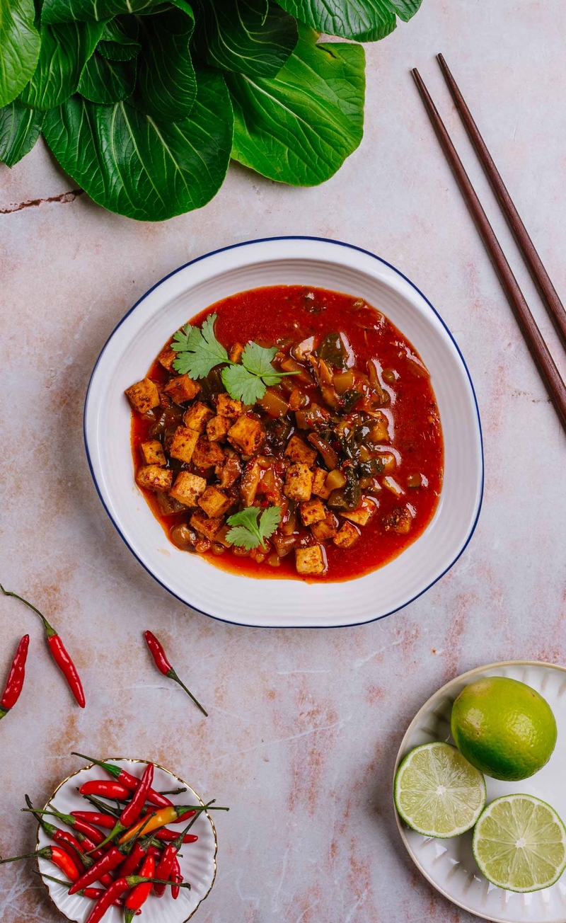 Koreańska zupa z kawałkami tofu, grzybami shiitake i kapustą pak choi