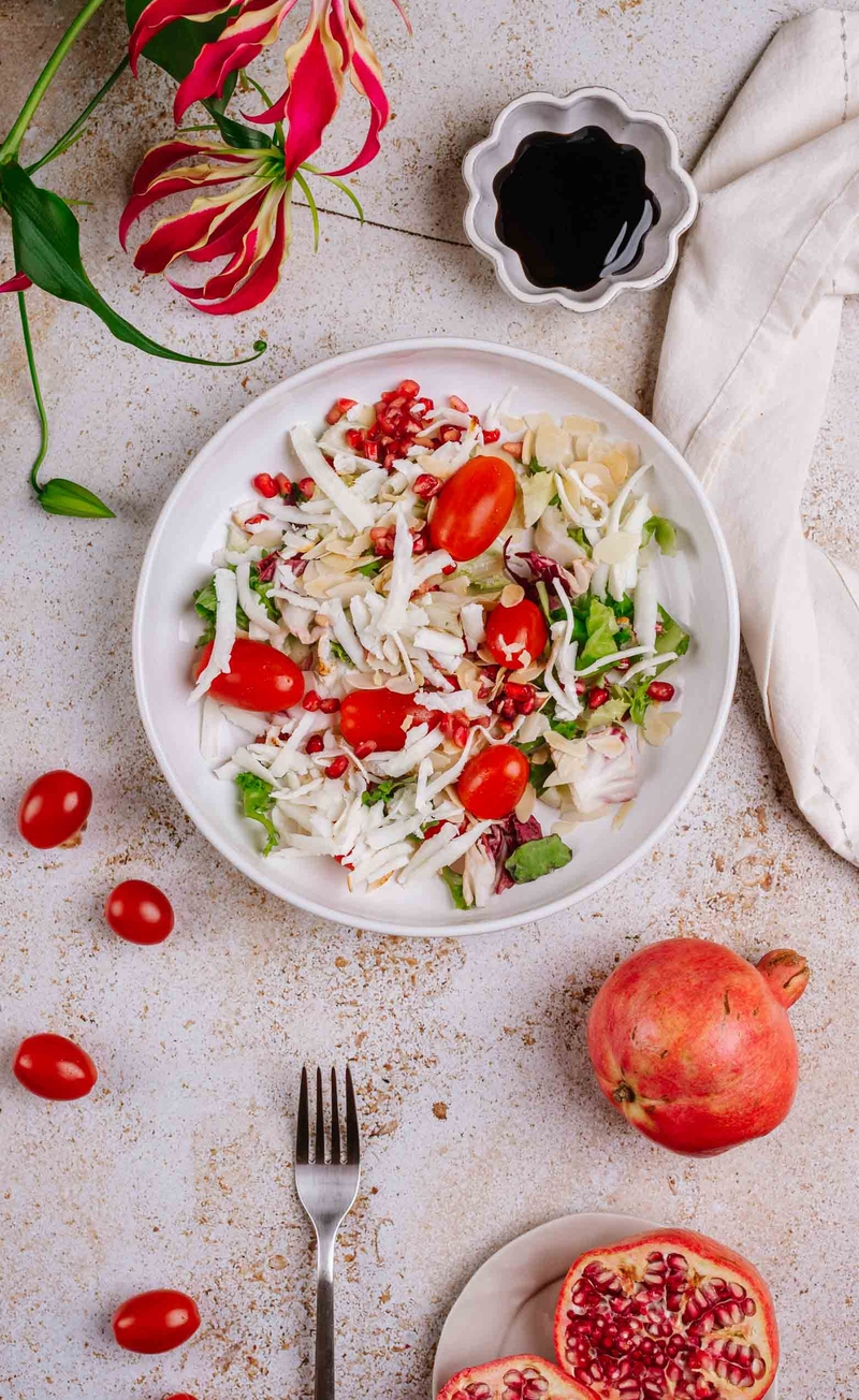 Sałatka z serem halloumi, granatem, pomidorkami i prażonymi migdałami, sos balsamiczny