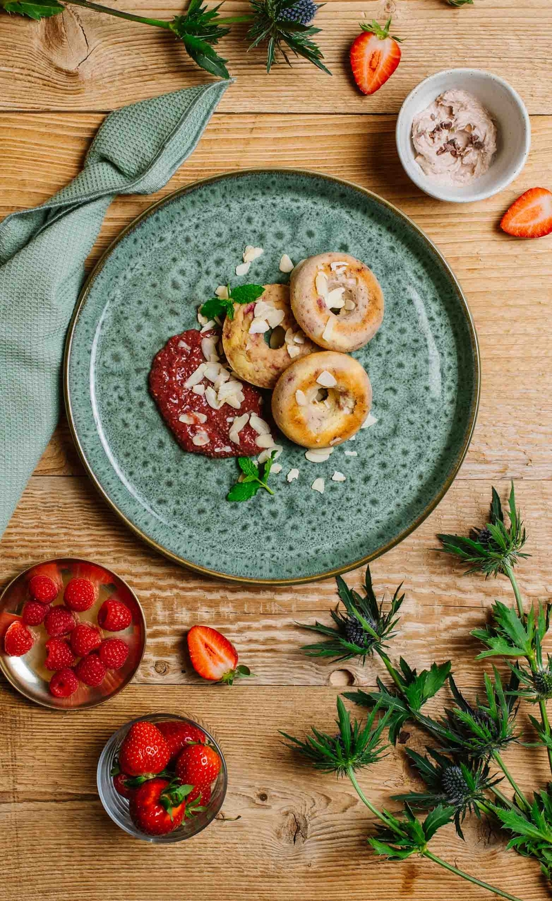 Śmietankowe keto donuty z malinami, kakaowe mascarpone, dżem truskawkowy z chia