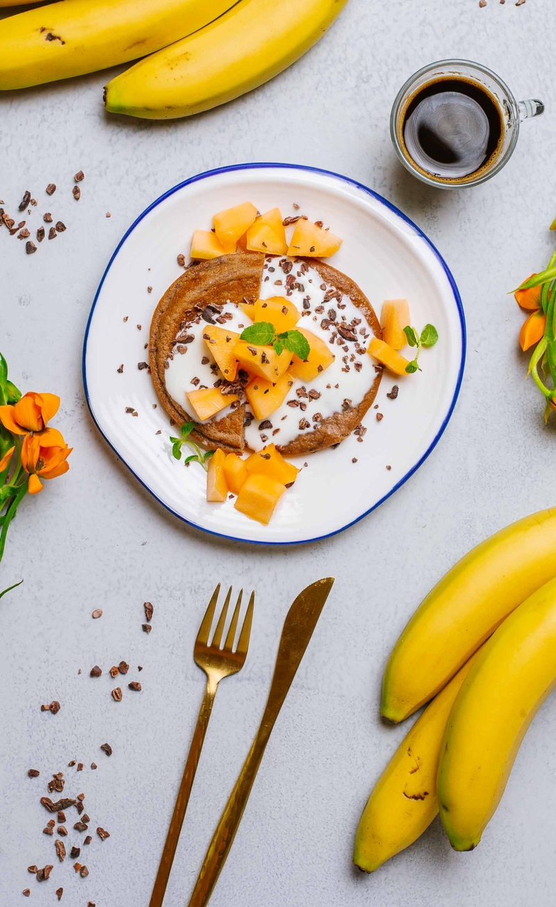 Pancakes z ricottą, bananem i kakao, jogurt naturalny z miodem, melon