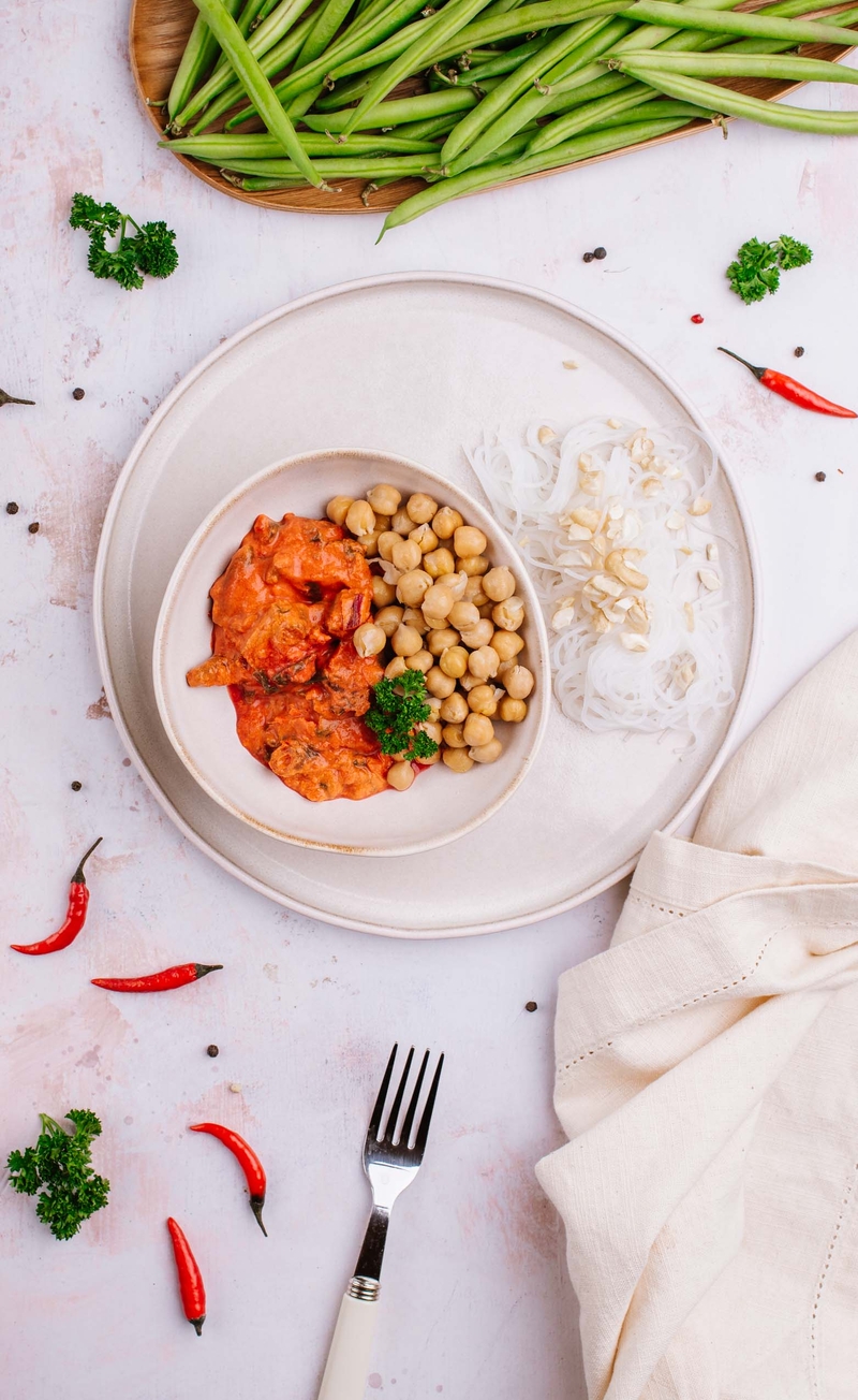 Botwinkowe curry z cieciorką i fasolką szparagową, makaron sojowy