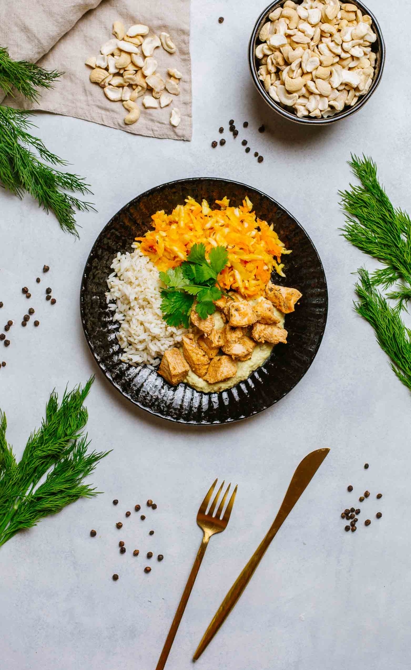 Kurczak w sosie korma, ryż basmati z kozieradką, indyjska surówka z orzechami nerkowca