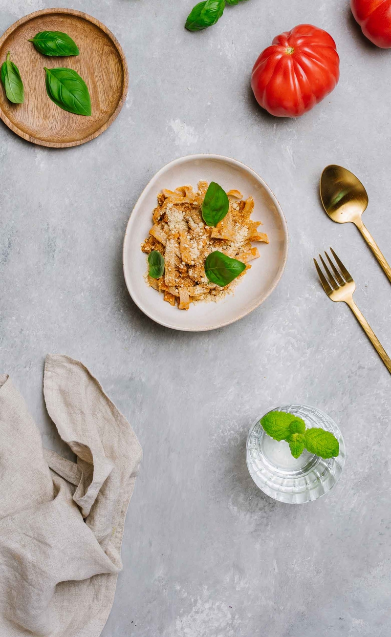 Bolognese weganese z wegańskim parmezanem i orkiszowym tagliatelle