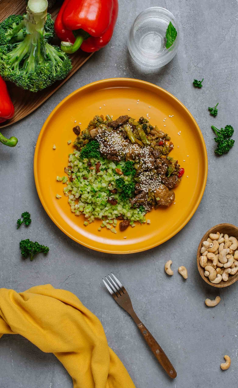 Keto nasi goreng z wołowiną, papryką i kapustą, ryż z brokuła z orzechami nerkowca