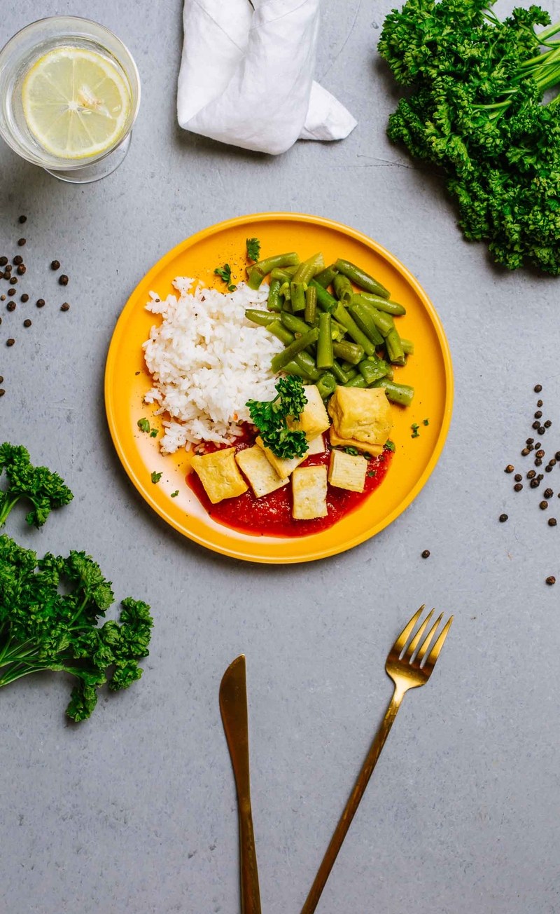 Pieczone tofu w sosie barbecue, ryż basmati, zielona fasolka szparagowa