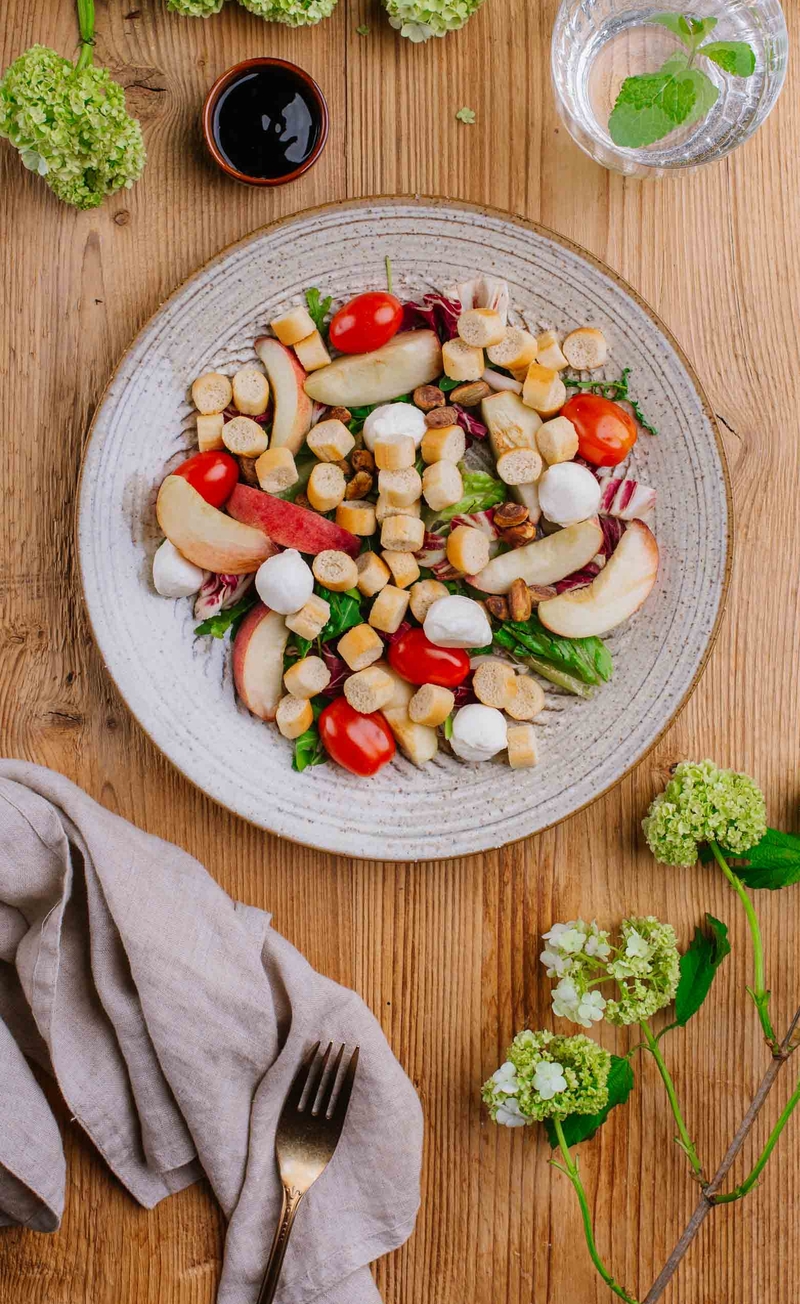Sałatka z brzoskwinią, mini mozzarellą, prażonymi pistacjami, włoskie crostini, krem balsamiczny