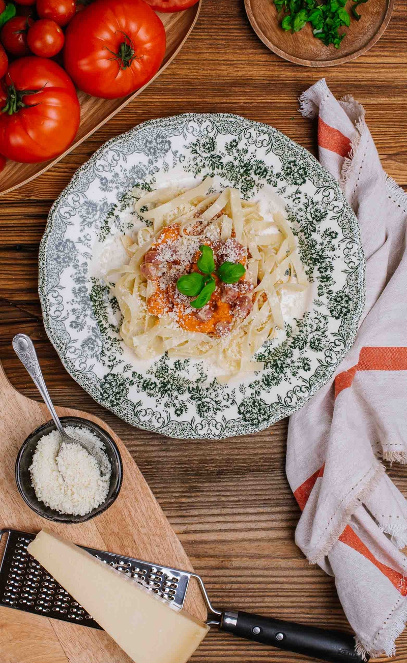 Tagliatelle con salsiccia e mascarpone - makaron tagliatelle z pikantnym sosem z salsiccią, ndują, pomidorami i mascarpone