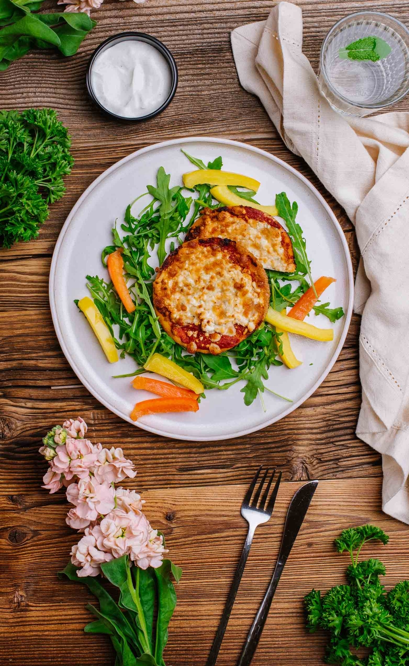 Keto mini pizza 4 sery, sos czosnkowy, świeże warzywa