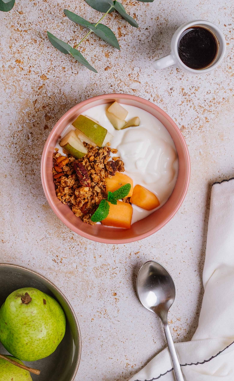 Musli z orzechami pekan i nerkowcami, jogurt naturalny, gruszka z melonem