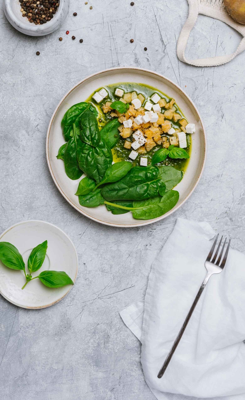 Pieczone ziemniaki z pesto, greckim serem i szpinakiem