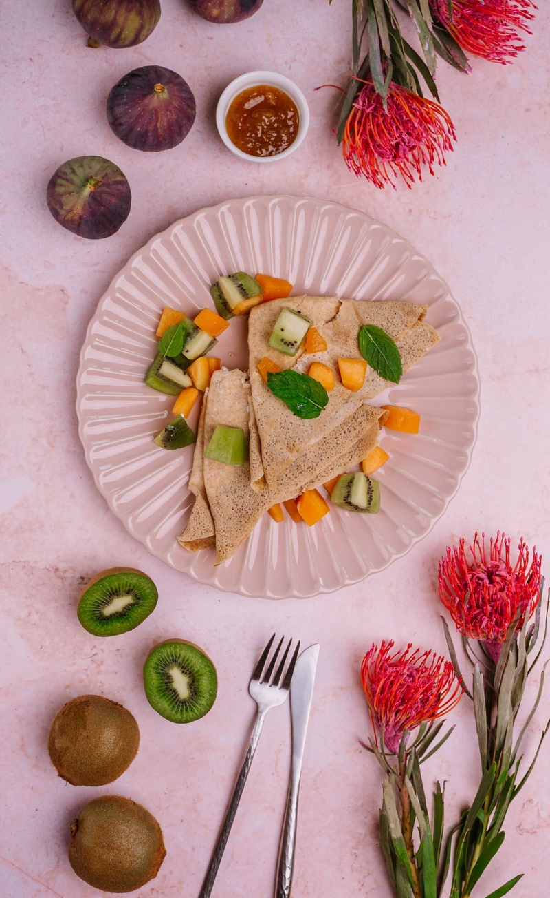 Naleśniki z ricottą i konfiturą figową, kiwi, melon