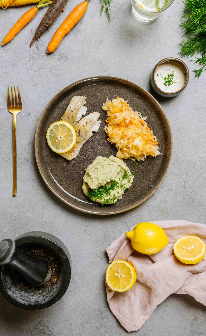 Dorsz w keto sosie chrzanowym, puree z pieczonej pietruszki, keto surówka z kiszonej kapusty